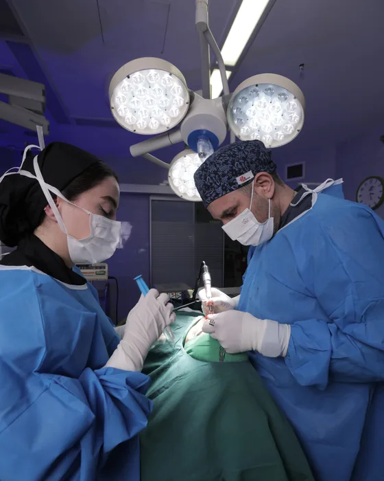 دکتر محسن عطازاده و تیم جراحی در اتاق عمل
